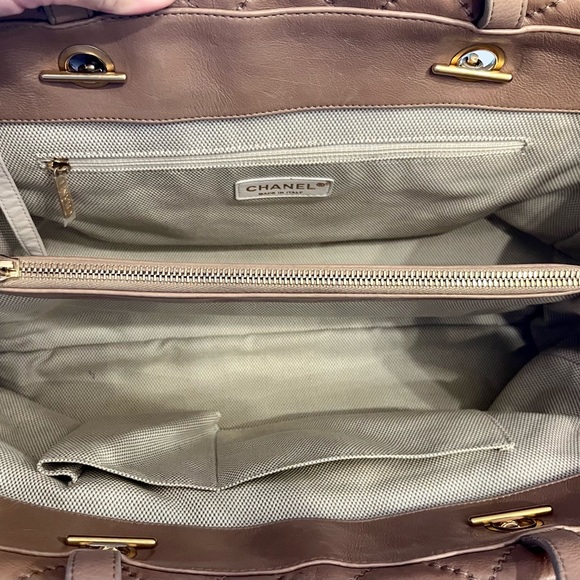 Vintage CHANEL Beige Calfskin Tote - Picture 6 of 11